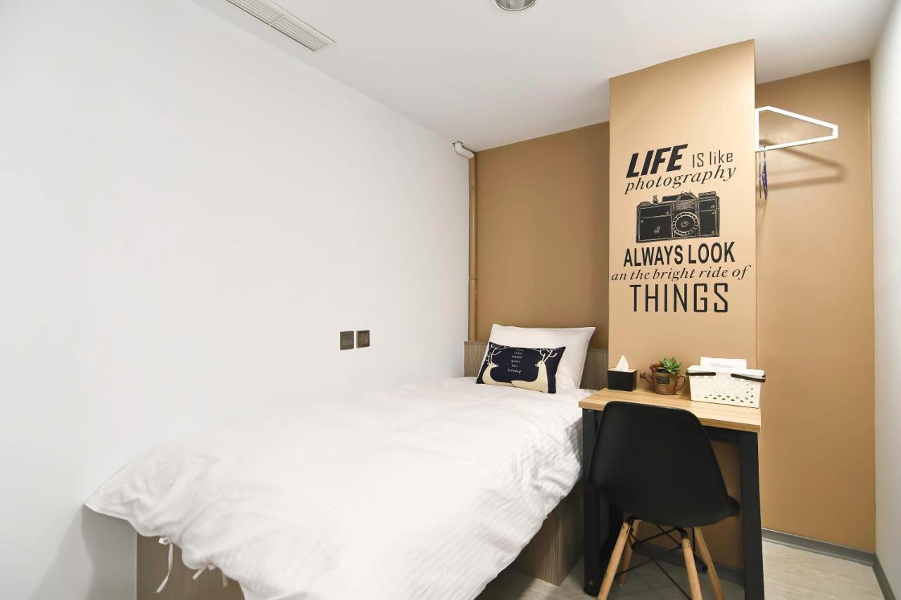 Flyinn Hostel Kaohsiung Dış mekan fotoğraf